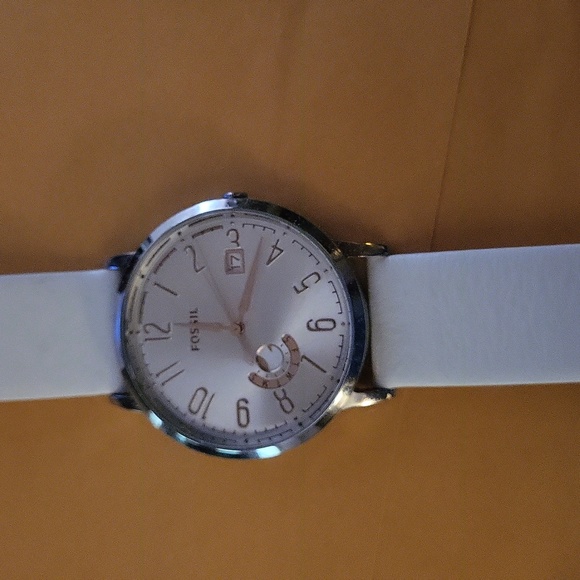 Women’s Fossil Watch - Picture 2 of 5